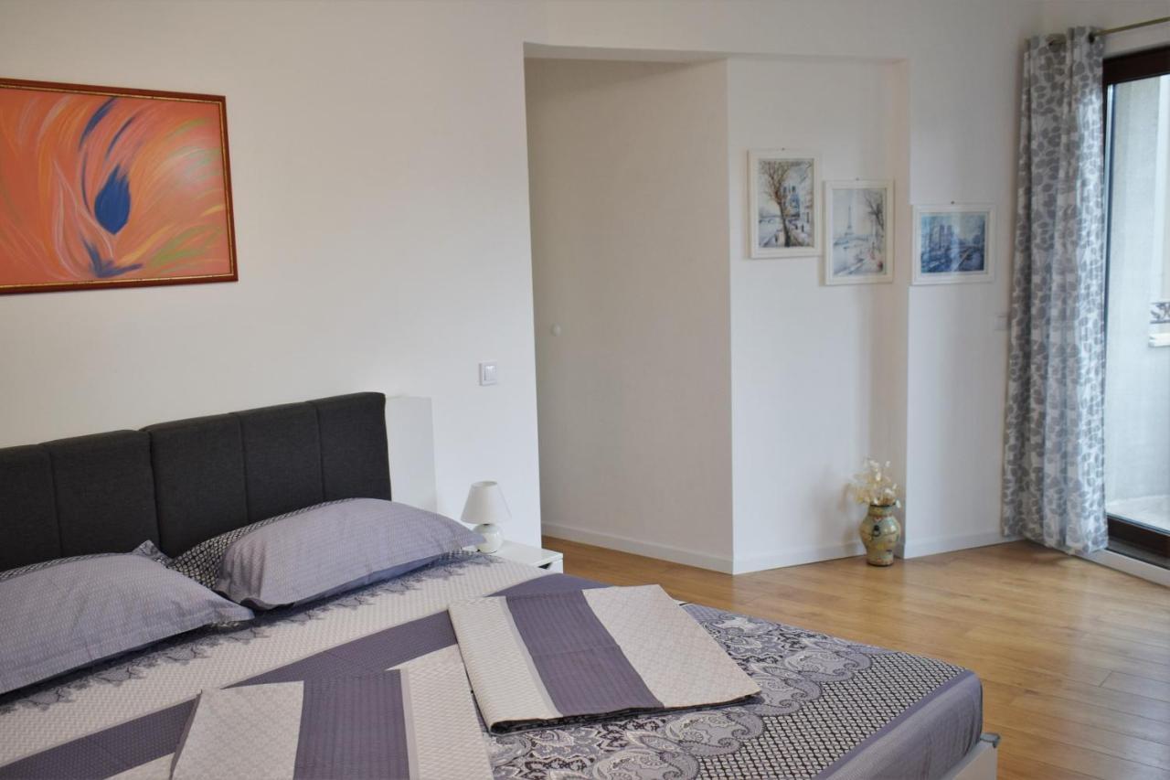 Top Center Apartment Gramophone With Private Parking Burgas Екстер'єр фото